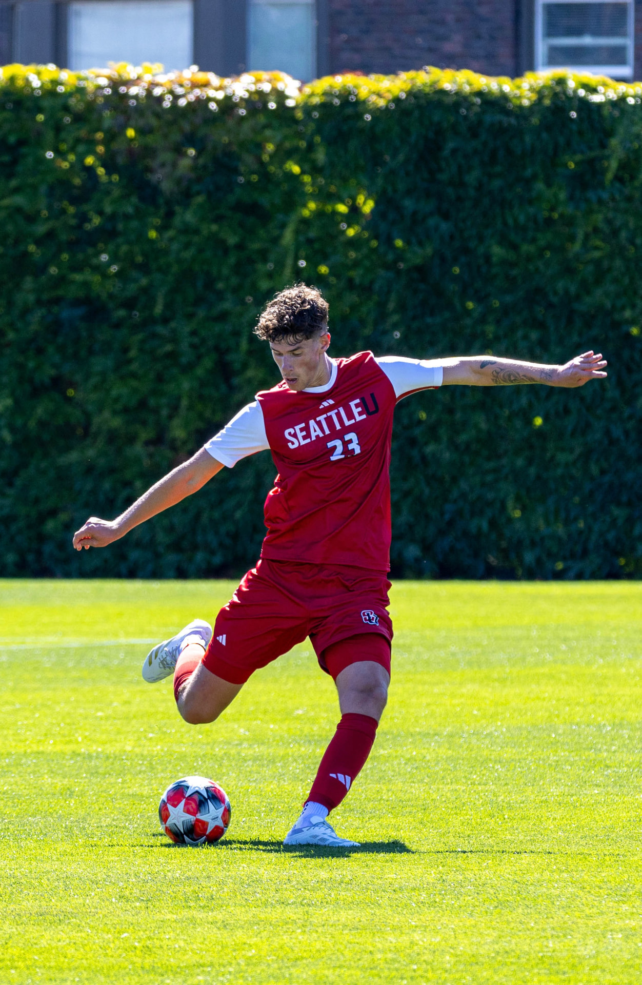 Speler haalt uit met een schot in Seattle U-shirt