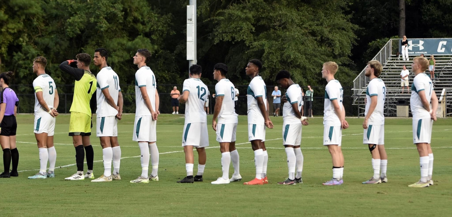Coastal Carolina-elftal in de rij voor de aftrap van een wedstrijd