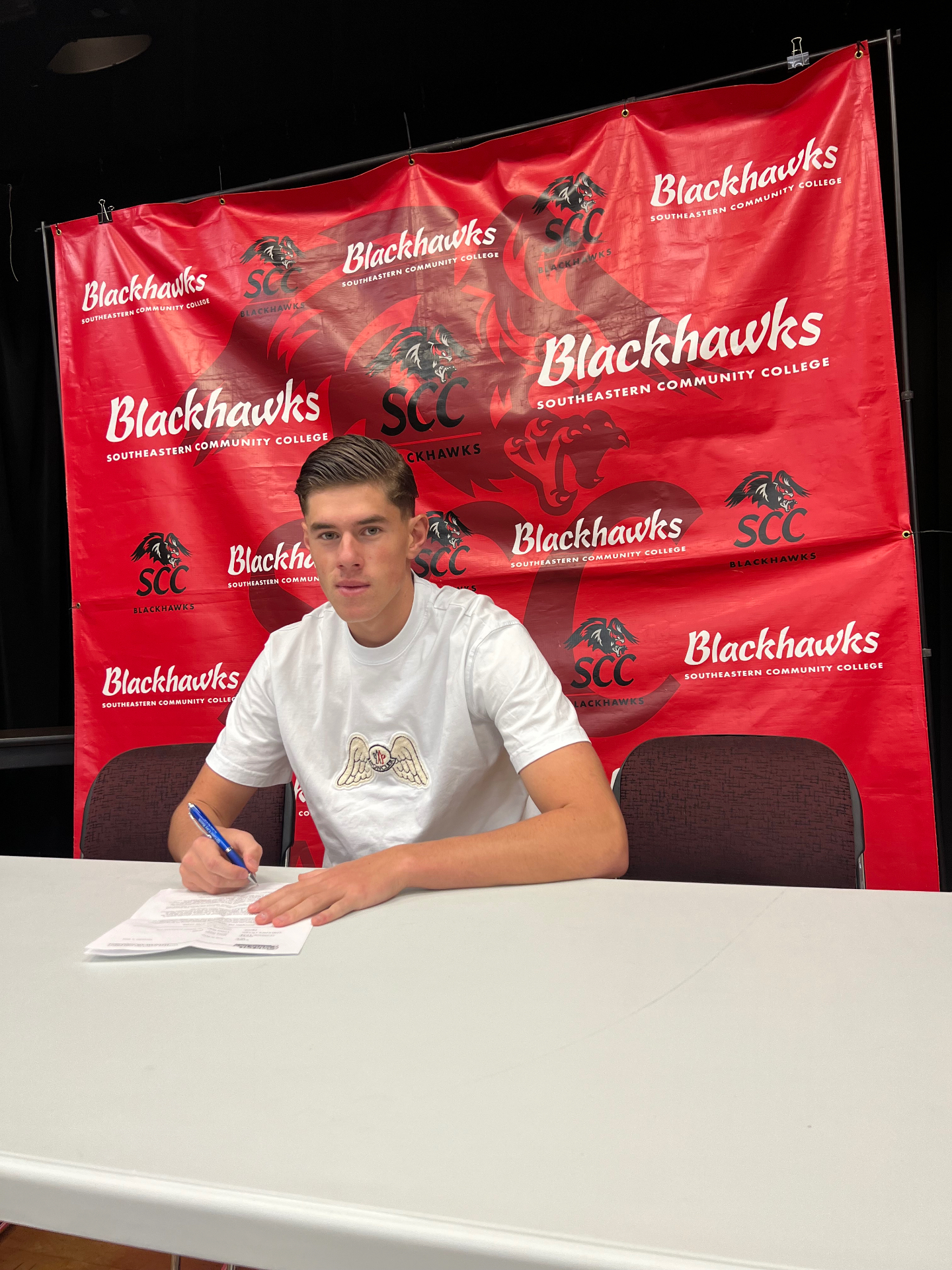 Joep tekent zijn transferpapieren bij SCC — de stap naar Coastal Carolina University, op het hoogste niveau.